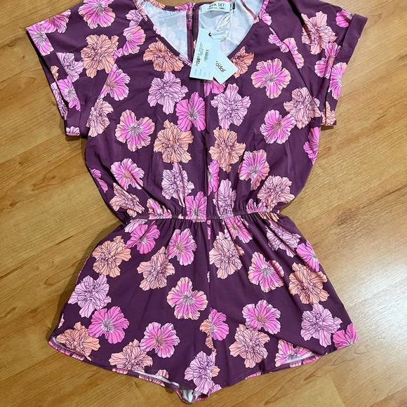 New Women’s Ava Sky Romper Roslyn Romance Summer Hibiscus 🌺. New with tags. XS - Picture 1 of 3